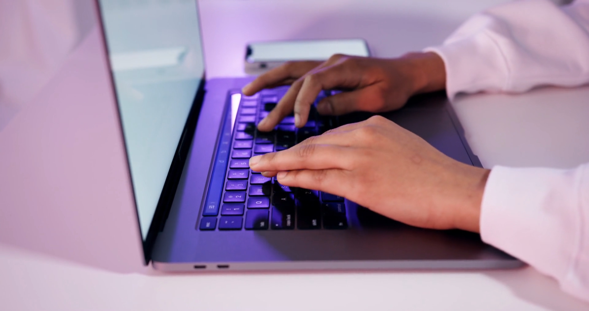 Osoba kuca na laptopu i analizira podatke kao deo procesa testiranja i prikupljanja povratnih informacija